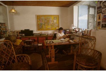 Agnès Varda dans son atelier qui est aussi son refuge; au mur, un tableau de son oncle Yanco. 