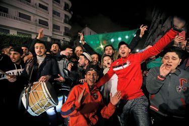 Scènes de liesse dans les rues d'Alger, lundi soir, après l'annonce du retrait d'Abdelaziz Bouteflika.