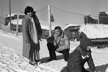 Moment de bonheur en famille pour Agnès Varda, Jacques Demy, et leur fils Mathieu lors du 10ème Festival du Film Fantastique d&#039;Avoriaz, le 20 janvier 1982.