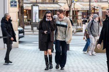 Bella Hadid et son compagnon Marc Kalman, à Paris, le 7 mars 2022.