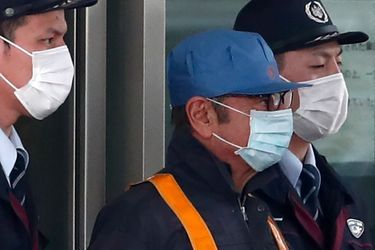 Carlos Ghosn (casquette bleue) quitte la prison de Kosuge à Tokyo, mercredi.