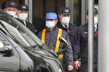 Carlos Ghosn (casquette bleue) quitte la prison de Kosuge à Tokyo, mercredi.