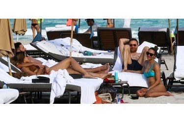 David Guetta, Cédric Gervais et leurs compagnes sur une plage de Miami, le 9 mars 2019