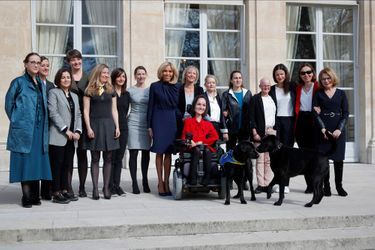 Vendredi 8 mars, Emmanuel Macron et à son épouse Brigitte ont invité à déjeuner une dizaine de femmes en situation de handicap.