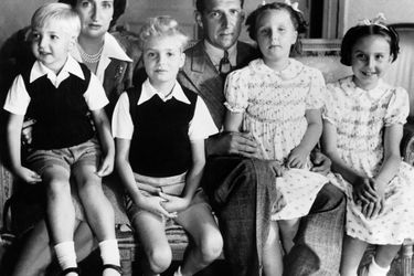 L'infante Margarita d'Espagne (sur les genoux de son père) avec ses parents, sa soeur et ses frères vers 1946 