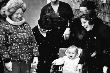 Le prince Willem-Alexander avec ses parents la princesse Beatrix et le prince Claus et sa grand-mère la reine Juliana des Pays-Bas à Lech, le 4 mars 1968