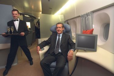 "L'avion géant a un père, Jean-Luc Lagardère... À Toulouse, le 19 décembre 2000, à bord du prototype, Jean-Luc Lagardère, le père de l'Airbus A380, vient d'annoncer le lancement du nouveau gros-porteur européen. Cette aventure industrielle audacieuse, il y a cru et l'a soutenue personnellement, de toutes ses forces, contre vents et marées. Mardi à Blagnac, en indiquant que 'le rêve de Jean-Luc Lagardère' se réalisait, Jacques Chirac a longuement rendu hommage à son oeuvre et salué sa mémoire." - Paris Match n°2905, 20 janvier 2005. Jean-Luc Lagardère (patron du groupe Lagardère, propriétaire de Paris Match) est décédé avant d'avoir vu ce rêve se réaliser, le 14 mars 2003. 