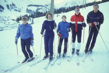 La reine Beatrix des Pays-Bas et le prince Claus avec leurs trois fils à Lech, en décembre 1983