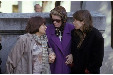 Agnes Varda, Catherine Deneuve et Jane Birkin à l&#039;enterrement de Jacques Demy au cimetière du Montparnasse, le 30 octobre 1990 à Paris.
