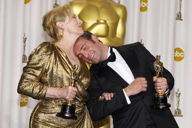 84ème cérémonie des Oscars (2012)Jean Dujardin est le premier français a recevoir l'Oscar du meilleur acteur, pour son rôle (muet) dans "The Artist", de Michel Hazanavicius. Le film est également récompensé de la plus prestigieuse des statuettes : meilleur film, une première pour un long-métrage français.(Photo : Jean Dujardin, meilleur acteur, s'amuse avec Meryl Streep, meilleur actrice en 2012)