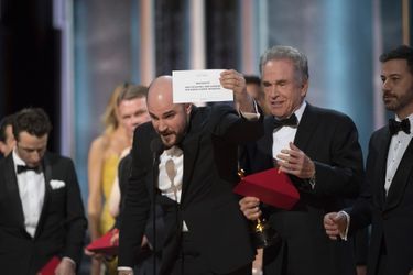 89ème cérémonie des Oscars (2017)L'annonce du meilleur film est le moment culminant de la soirée de remise des Oscars. Et Faye Dunaway et Warren Beatty ont trouvé un moyen de faire durer le suspens quelques minutes de plus : annoncer le mauvais gagnant. Ce n'est pas "La La Land", de Damien Chazelle, qui remporte la prestigieuse statuette mais "Moonlight", de Barry Jenkins. L'erreur vient d'un problème d'enveloppe : c'est celle de la meilleure actrice, Emma Stone, qui a été donné aux deux présentateurs. "Je suis désolé, il y a une erreur. 'Moonlight', c'est vous qui avez gagné", rectifie le producteur de "La La Land", Jordan Horowitz. Faye Dunaway et Warren Beatty, remettront de nouveau en 2018 l'Oscar du meilleur film, mais ils ont promis de ne pas faire la même erreur. (Photo : Jordan Horowitz annonce que l'Oscar du meilleur film revient à "La La Land")