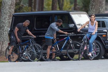 Katie Holmes et Jamie Foxx essaient leurs nouveaux vélos le 24 septembre 2018