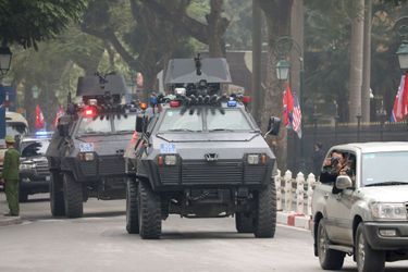 Des gardes du corps qui courent autour de son véhicule, des véhicules blindés qui le suivent et beaucoup de curieux : Kim Jong-un est arrivé à Hanoï, au Vietnam, où doit se dérouler son deuxième sommet avec Donald Trump.