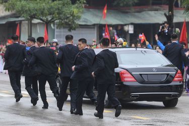 Des gardes du corps qui courent autour de son véhicule, des véhicules blindés qui le suivent et beaucoup de curieux : Kim Jong-un est arrivé à Hanoï, au Vietnam, où doit se dérouler son deuxième sommet avec Donald Trump.