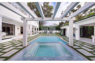 Bruce Willis a dépensé 9,8 millions de dollars pour s&#039;offrir cette maison dans le quartier huppé de Brentwood à Los Angeles
