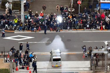 Le véhicule transportant Carlos Ghosn face aux journalistes, mercredi à Tokyo.