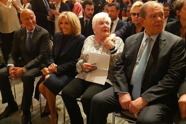 Line Renaud, ici aux côtés de Thierry Saussez, Brigitte Macron et Patrick Ollier. Derrière elle, sa &quot;fille&quot; Muriel Robin lui tient la main. 