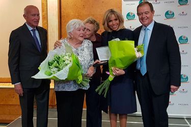 Line Renaud reçoit son prix, entourée de Brigitte Macron et Muriel Robin.