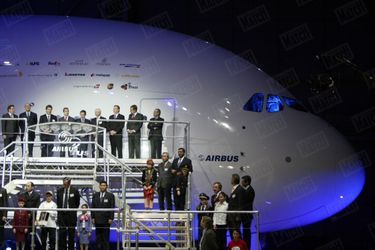 Cérémonie pour la naissance de l'Airbus A380 : à l'étage supérieur de la passerelle de l'avion, de gauche à droite, Gerhard Schroder, Jacques Chirac, Manfred Bischoff, Arnaud Lagardère, Noël Forgeard, Richard Olver, Tony Blair, José Luis Zapatero et Enrique Martinez Robles.