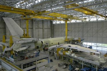 L'Airbus A380 en phase 1 d'assemblage dans un hangar de l'usine Jean-Luc Lagardère à Toulouse-Blagnac, en décembre 2004.