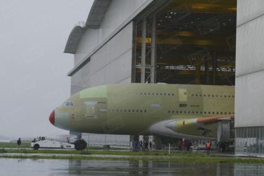 Première sortie de l'Airbus A380 du hangar de l'usine Jean-Luc Lagardère de Toulouse-Blagnac pour subir, en extérieur, des tests de pression et d'étanchéité, le 24 décembre 2004.