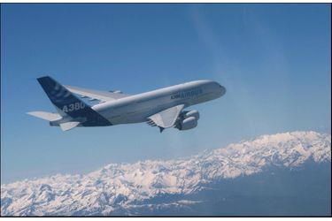 “Dès le décollage, à 10h29, de l'aéroport de Toulouse-Blagnac, l'excellente visibilité offerte par une météo parfaite, permet aux pilotes d'apercevoir les Pyrénées. Pendant près de quatre heures, l'A380 aura volé entre Toulouse et l'Atlantique, à 10 000 pieds (3000m).”  - Paris Match n°2920, 20 mai 2005. 