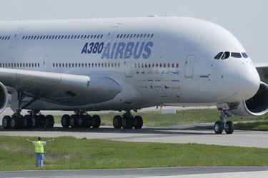 L'Airbus A380 arrive sur la piste de Toulouse-Blagnac, pour son premier vol d'essai, le 27 avril 2005.