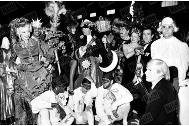 Karl Lagerfeld, à la soirée "La folle nuit vénitienne" organisée par ses soins au "Palace" à Paris le 26 octobre 1978, avec Andy Warhol, Loulou de la Falaise, Paco Rabanne, Paloma Picasso...