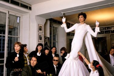 Karl Lagerfeld avec Inès de la Fressange dans la robe de mariée de la Collection été 1989.