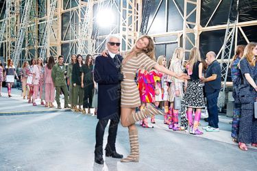 Karl Lagerfeld avec Gisele Bündchen, quelques secondes avant le début du défilé au Grand Palais de la collection de prêt-à-porter Automne-Hiver 2014-2015 de Chanel, mardi 30 septembre 2014.