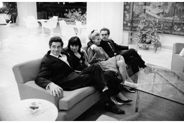 Agnès Varda et Jacques Demy, aux côtés de Michel Legrand et de son épouse Christine, au 17ème Festival de Cannes, en 1964. Le film du réalisateur, &quot;Les parapluies de Cherbourg&quot;, remportera la Palme d&#039;or.