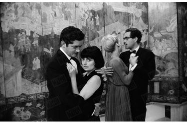 Agnès Varda et Jacques Demy dansent aux côtés de Michel Legrand et de son épouse Christine, au 17ème Festival de Cannes, en 1964. Le film du réalisateur, &quot;Les parapluies de Cherbourg&quot;, viennent de remporter la Palme d&#039;or.