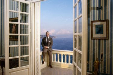 Karl Lagerfeld, dans sa villa "L'Amorosa", qui surplombe la baie de Monte-Carlo, à Monaco en octobre 1988. 