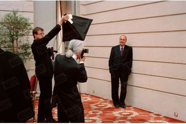 Karl Lagerfeld photographiant Jacques Chirac à l'Elysée, le jour du second tour des élections présidentielles, le 5 mai 2002.