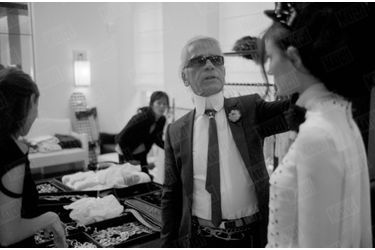 Karl Lagerfeld dans les coulisses du défilé Chanel prêt-à-porter Automne-Hiver 2003 - 2004, le 10 mars 2003.