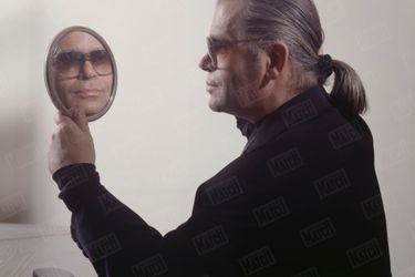 Karl Lagerfeld pose pour notre photographe Manuel Litran, le 10 juillet 1982