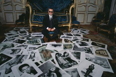 Karl Lagerfeld posant chez lui au milieu de quelques unes de ses photos préférées, à l'occasion d'une exposition de ses clichés à la Galerie Boulakia, à Paris, en janvier 1991.