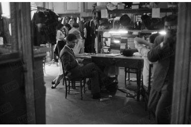 Karl Lagerfeld, jeune couturier, travaillant à l'une de ses premières collections dans son atelier de couture à Paris, le 28 juillet 1959.
