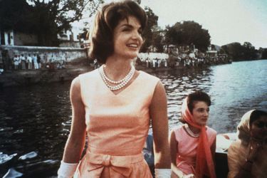 Mai 1962 : Jackie Kennedy et Lee Radziwill naviguent sur le lac Pichola, en Inde.