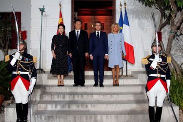 La Première dame chinoise Peng Liyuan, Xi Jinping, Emmanuel Macron et son épouse Brigitte dimanche soir à la villa Kérylos, à Beaulieu-sur-Mer. 