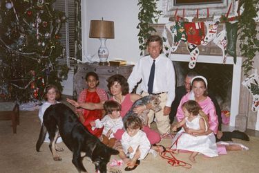 Noël 1962 : Les Kennedy et les Radziwill au pied du sapin à Palm Beach, en Floride.