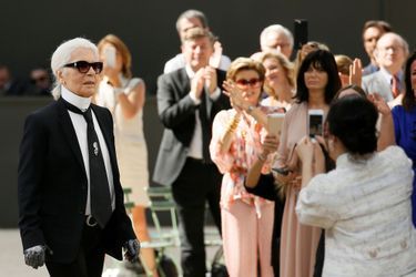 Karl Lagerfeld salue ses invités, juillet 2017.