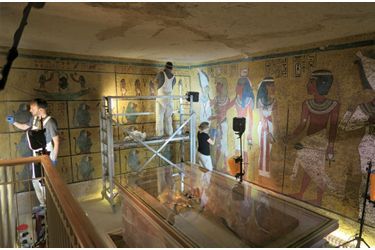 Une équipe de spécialistes restaure les fresques évoquant la vie du pharaon, au printemps 2016.