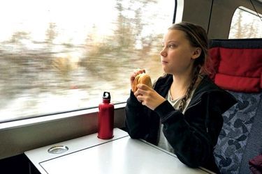Traversée du Danemark en train. La jeune fille ne prend jamais l’avion
