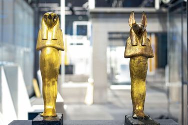 Figures en bois doré du dieu Horus (hauteur 56,8 centimètres, à g.) et de son fils Douamoutef (hauteur 56,8 centimètres)