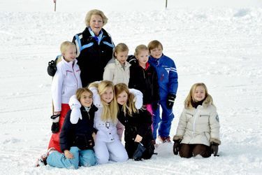 L&#039;ex-reine Beatrix avec ses huit petits-enfants à Lech, le 17 février 2014