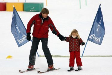 Le prince Willem-Alexander des Pays-Bas avec sa fille aînée la princesse Catharina-Amalia à Lech, le 10 février 2008