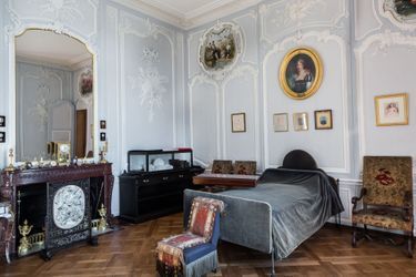 "Petits Appartements" du château de Chantilly restaurés : la chambre du duc d'Aumale