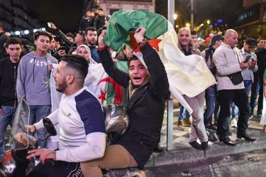 Scènes de liesse dans les rues d'Alger, lundi soir, après l'annonce du retrait d'Abdelaziz Bouteflika.