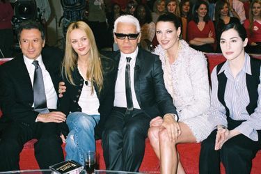 Michel Drucker, Vanessa Paradis, Karl Lagerfeld, Linda Evangelista et Amira Casar sur le plateau de l'émission "Vivement dimanche" en 2004